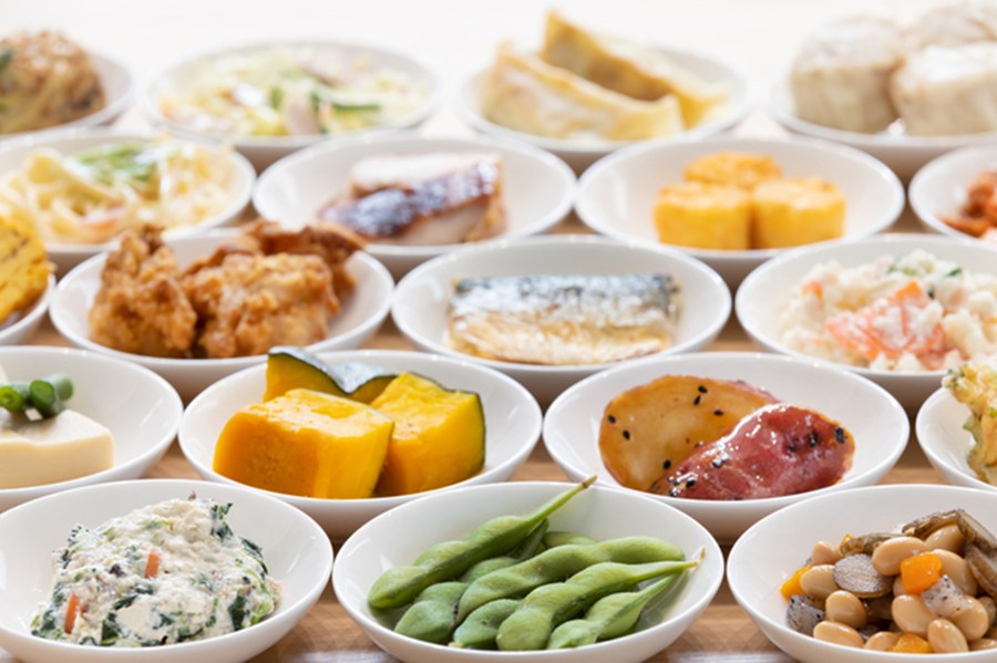 채소, 두부, 생선, 콩류 등 다양한 반찬이 소량씩 담겨 있는 식탁 모습으로, 혈당 부담을 줄이기 위해 구성된 당뇨 관리 식단의 예시를 보여주는 이미지.